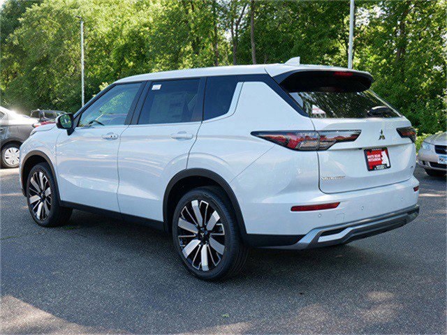 2025 Mitsubishi Outlander SE photo 2