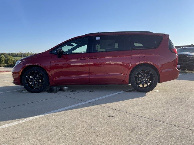 2026 Chrysler Pacifica Limited's photo