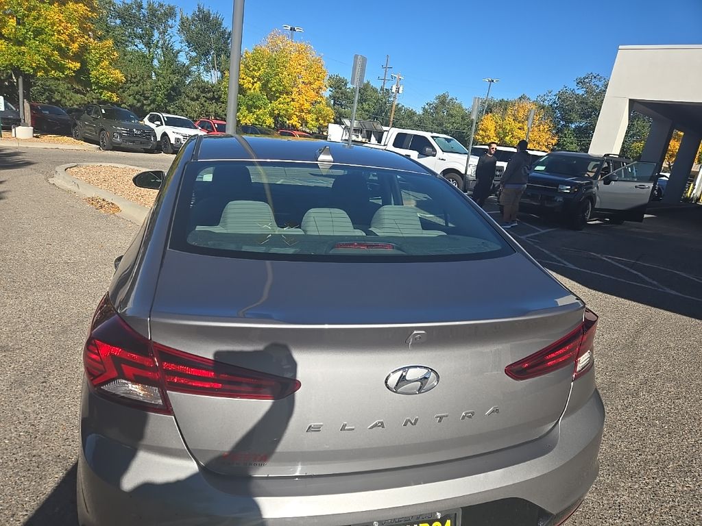 2020 Hyundai Elantra SEL photo 4