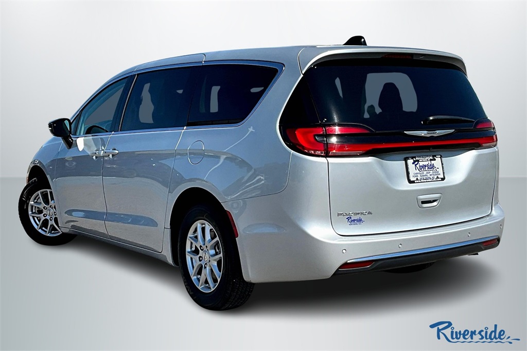 2024 Chrysler Pacifica Touring L photo 4