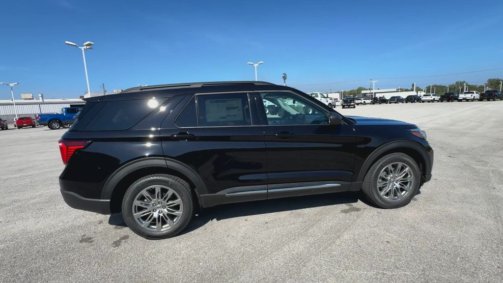 2025 Ford Explorer photo 8