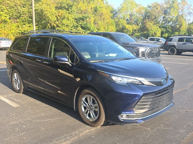 2024 Toyota Sienna XLE photo 2