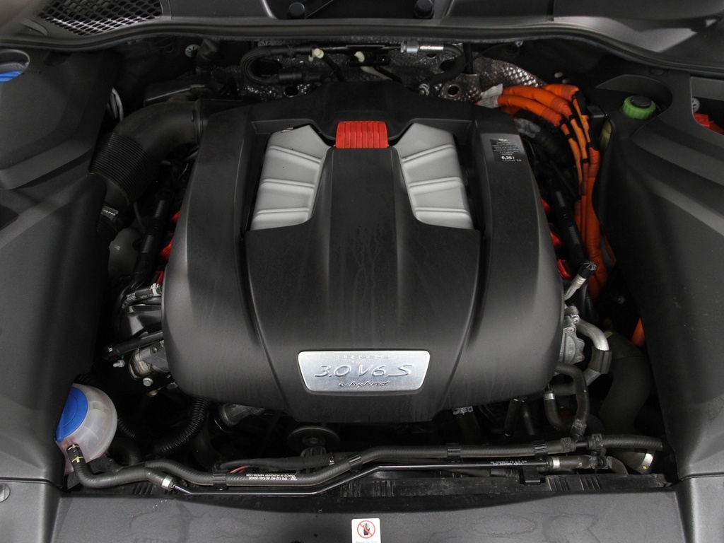 2018 Porsche Cayenne Platinum Edition photo 18
