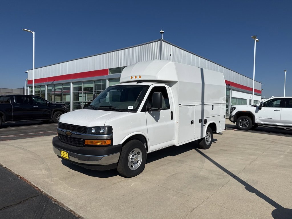 2025 Chevrolet Express Cutaway Base's photo