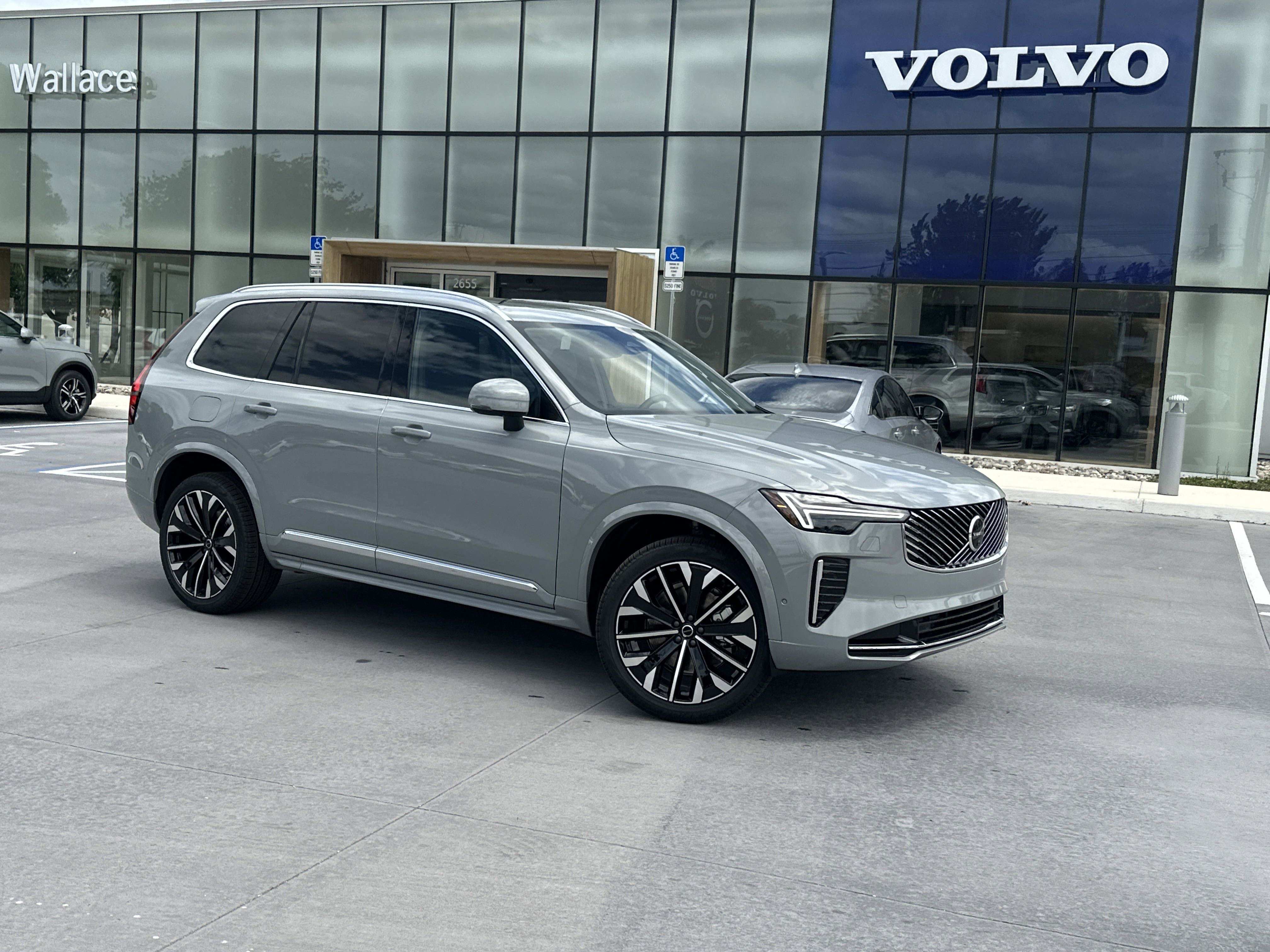2025 Volvo XC90 Plus's photo