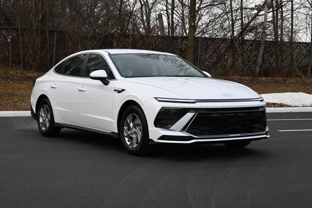 2026 Hyundai Sonata SE's photo