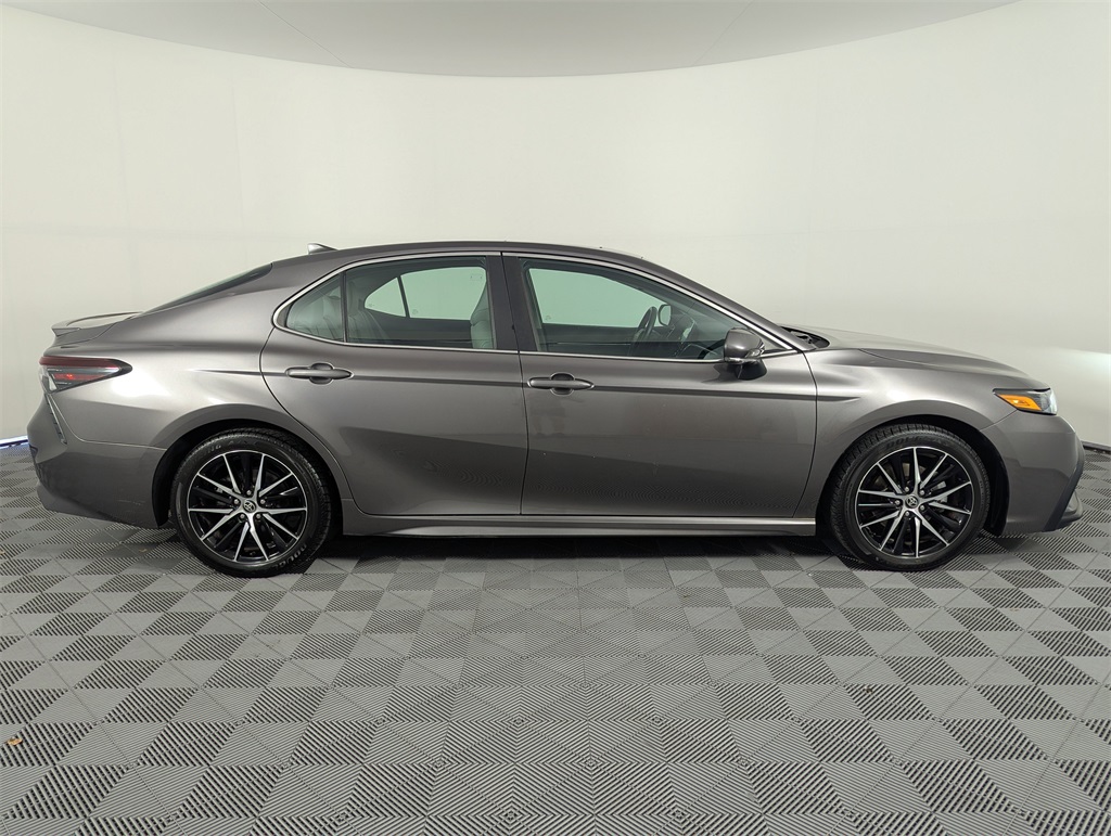 2022 Toyota Camry SE photo 7