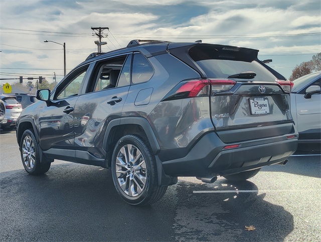 2019 Toyota RAV4 XLE Premium photo 3