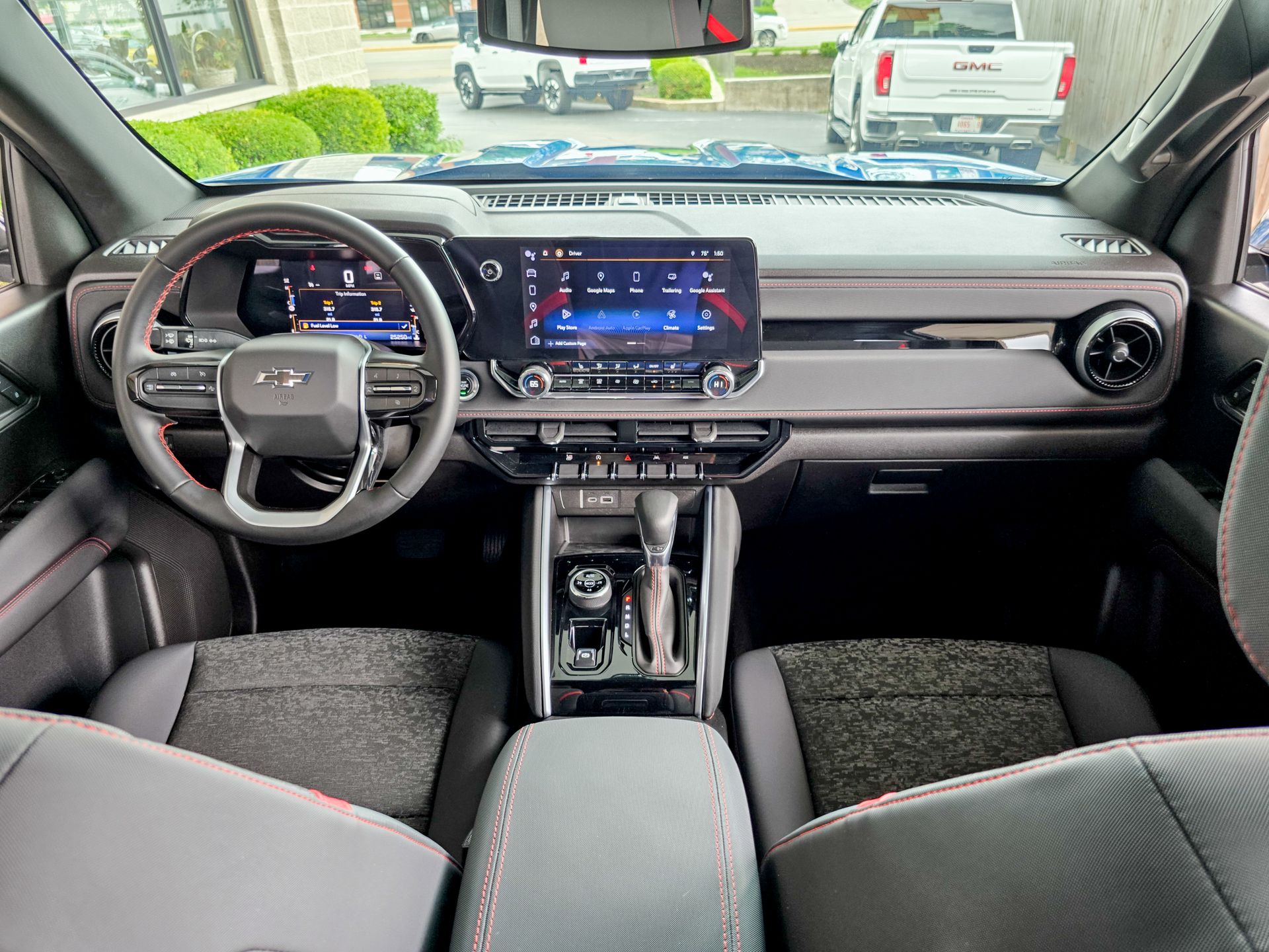 2023 Chevrolet Colorado Z71 photo 2