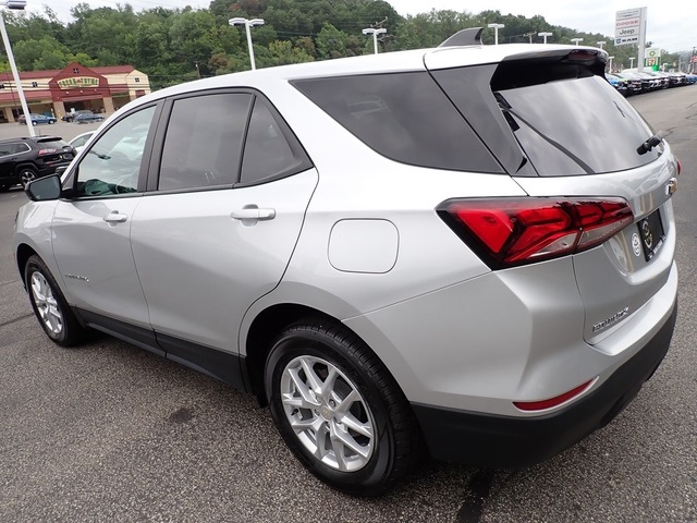2022 Chevrolet Equinox LS photo 2