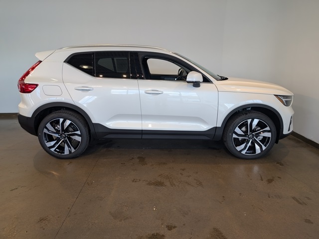 2025 Volvo XC40 photo 2