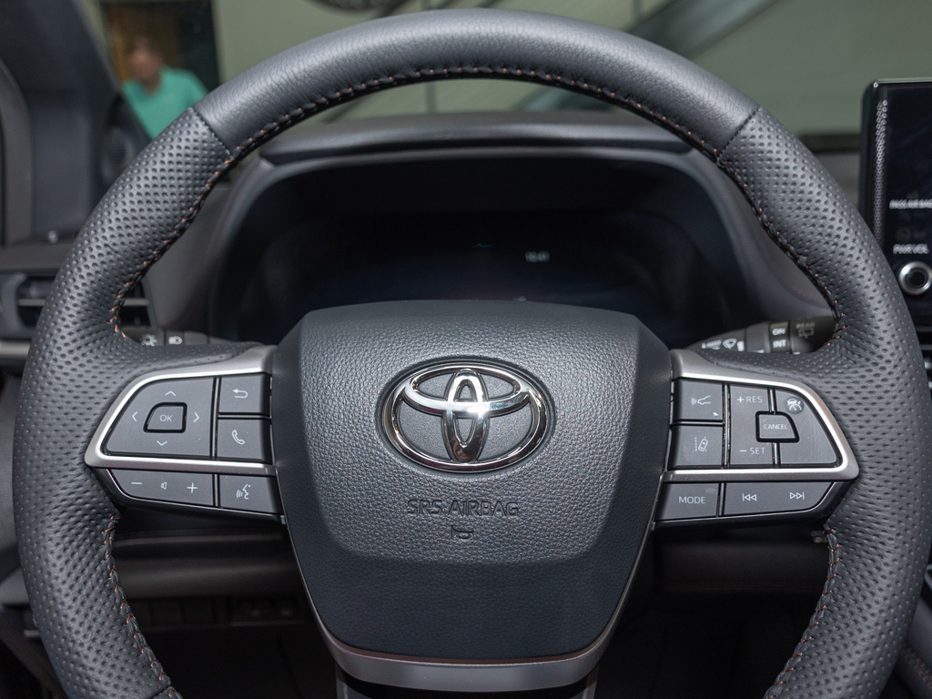 2025 Toyota Sienna Limited photo 7