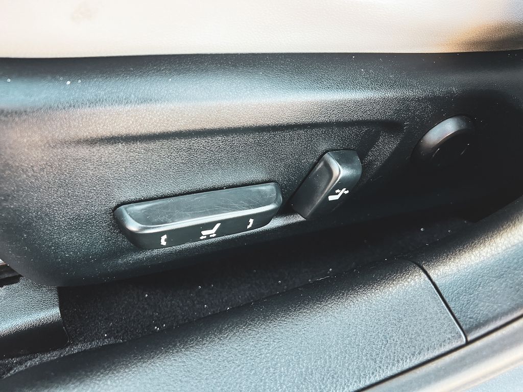 2016 Lexus IS 200t photo 28