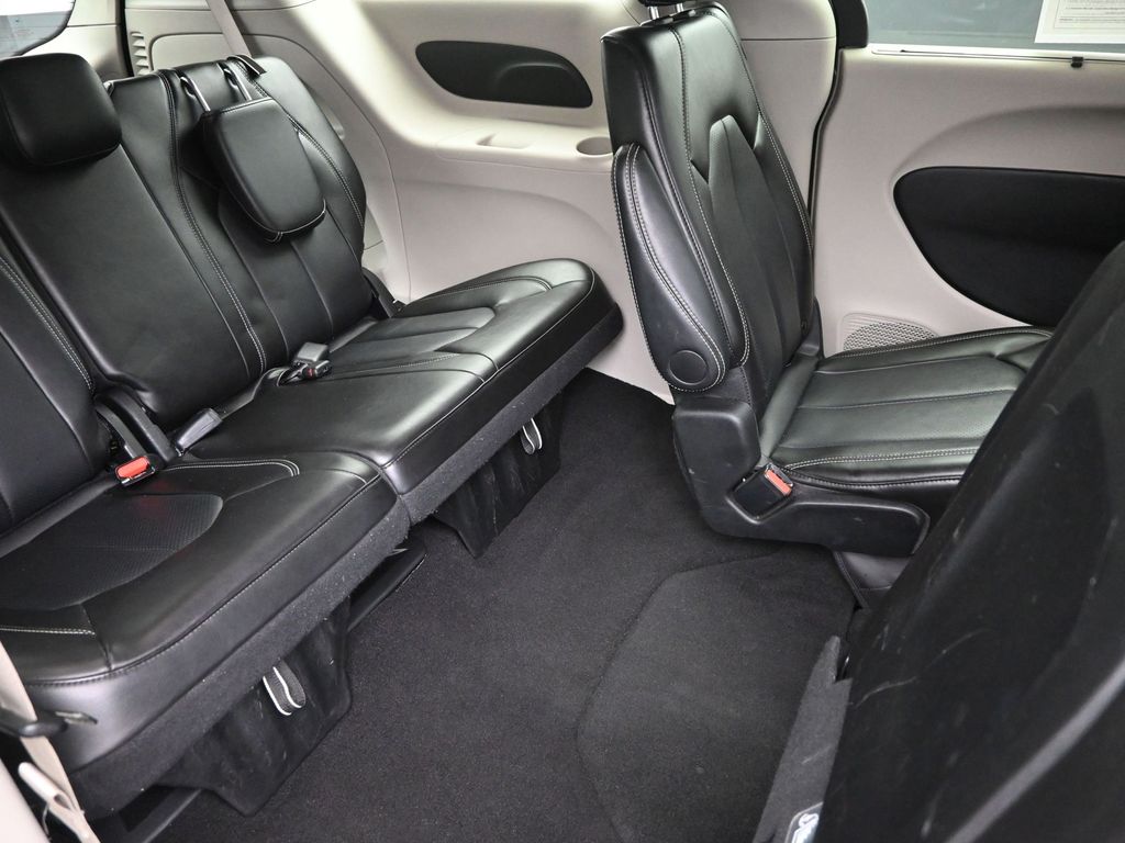 2024 Chrysler Pacifica Touring L photo 4