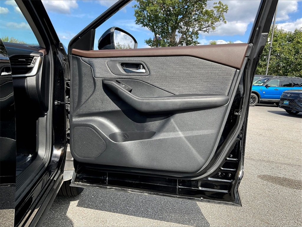 2023 Nissan Rogue SV photo 11