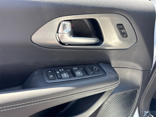 2026 Chrysler Pacifica photo 9
