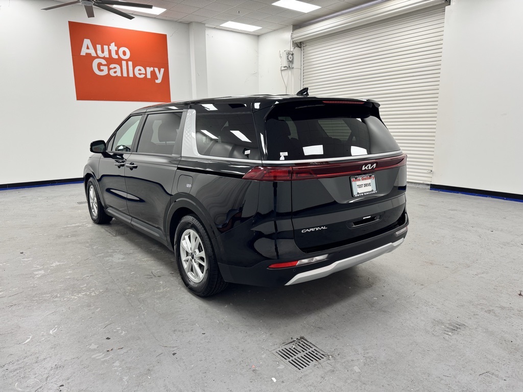 2024 Kia Carnival LX photo 5