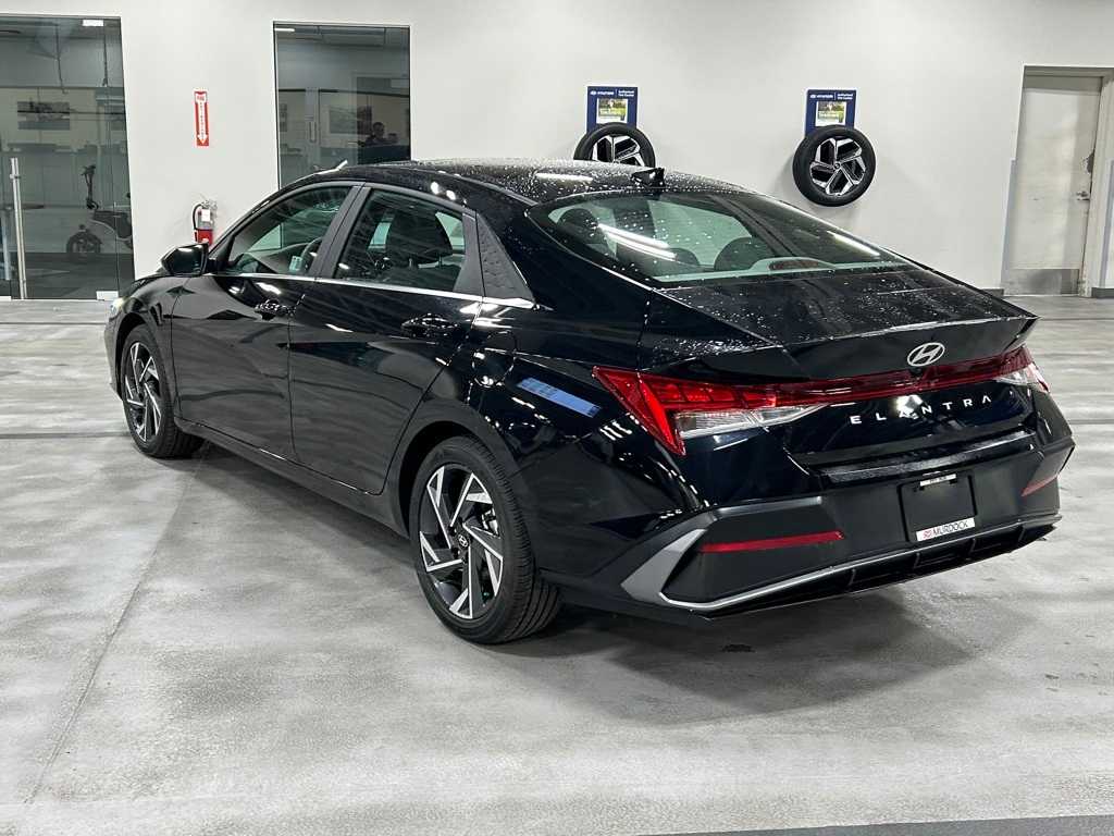 2024 Hyundai Elantra SEL Convenience photo 5