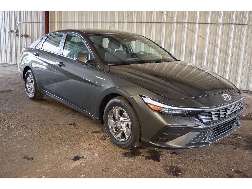 2025 Hyundai Elantra SE photo 2