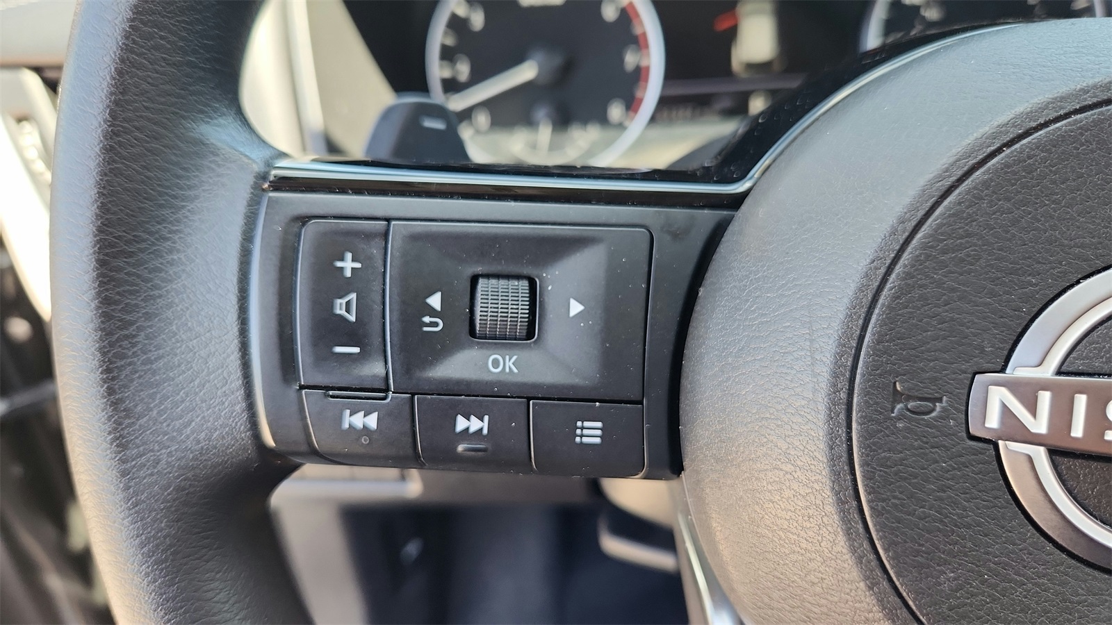 2023 Nissan Rogue SV photo 25