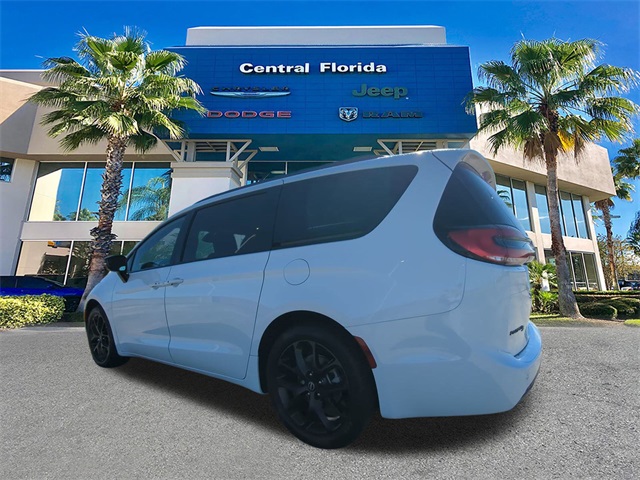2026 Chrysler Pacifica Limited photo 4