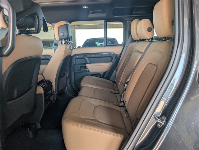 2025 Land Rover Defender 110 S photo 4