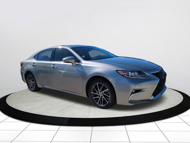 2017 Lexus ES Base's photo