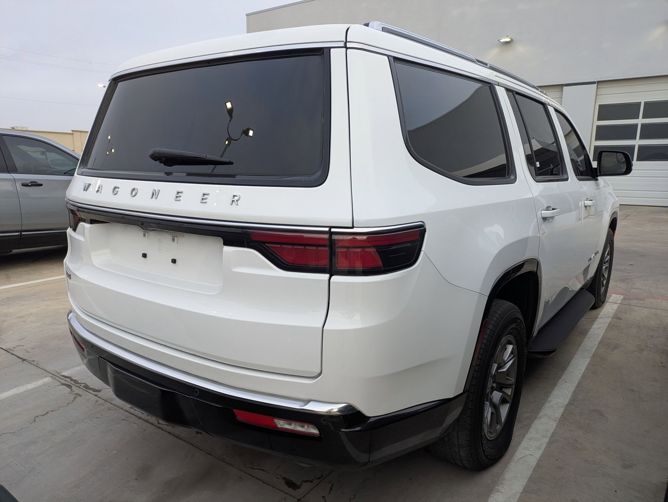 2023 Jeep Wagoneer Base photo 2