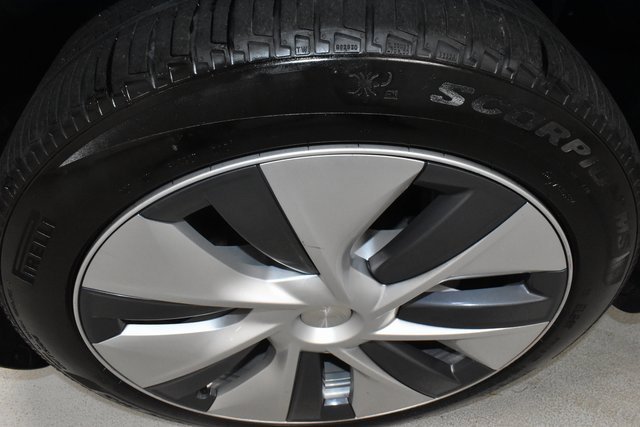 2024 Tesla Model Y Long Range photo 8