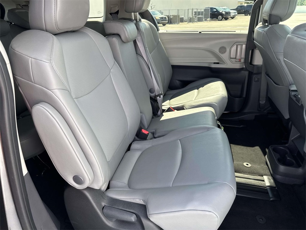 2024 Toyota Sienna XLE photo 10