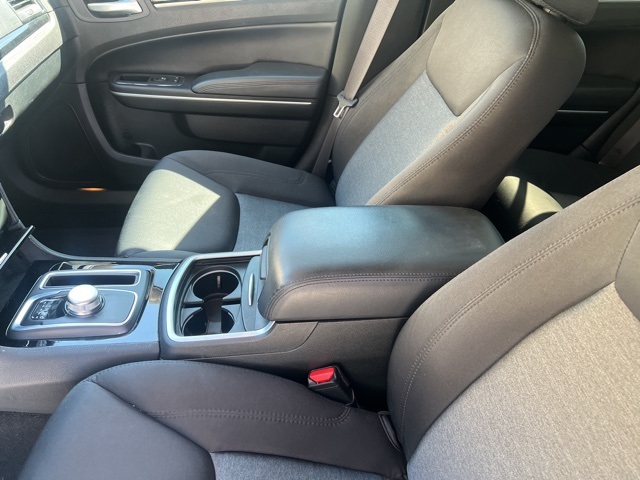 2023 Chrysler 300 Touring photo 10