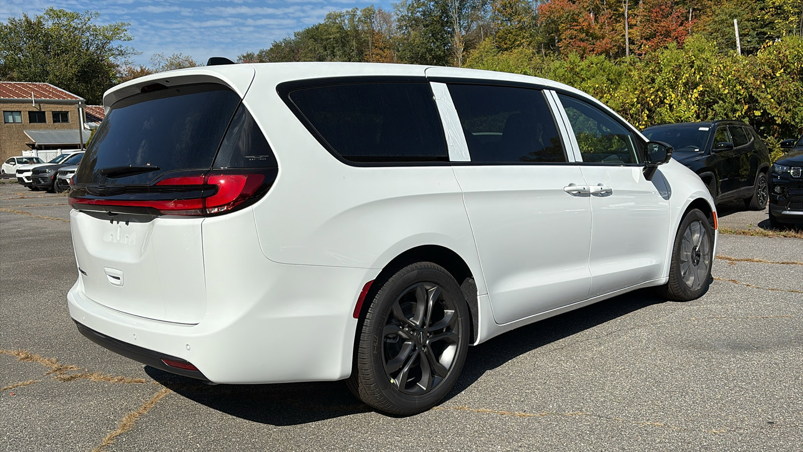 2026 Chrysler Pacifica Touring L photo 3