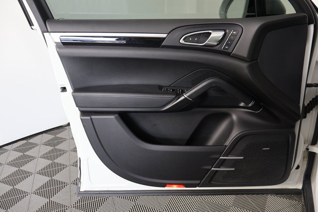 2018 Porsche Cayenne Base Platinum Edition photo 11