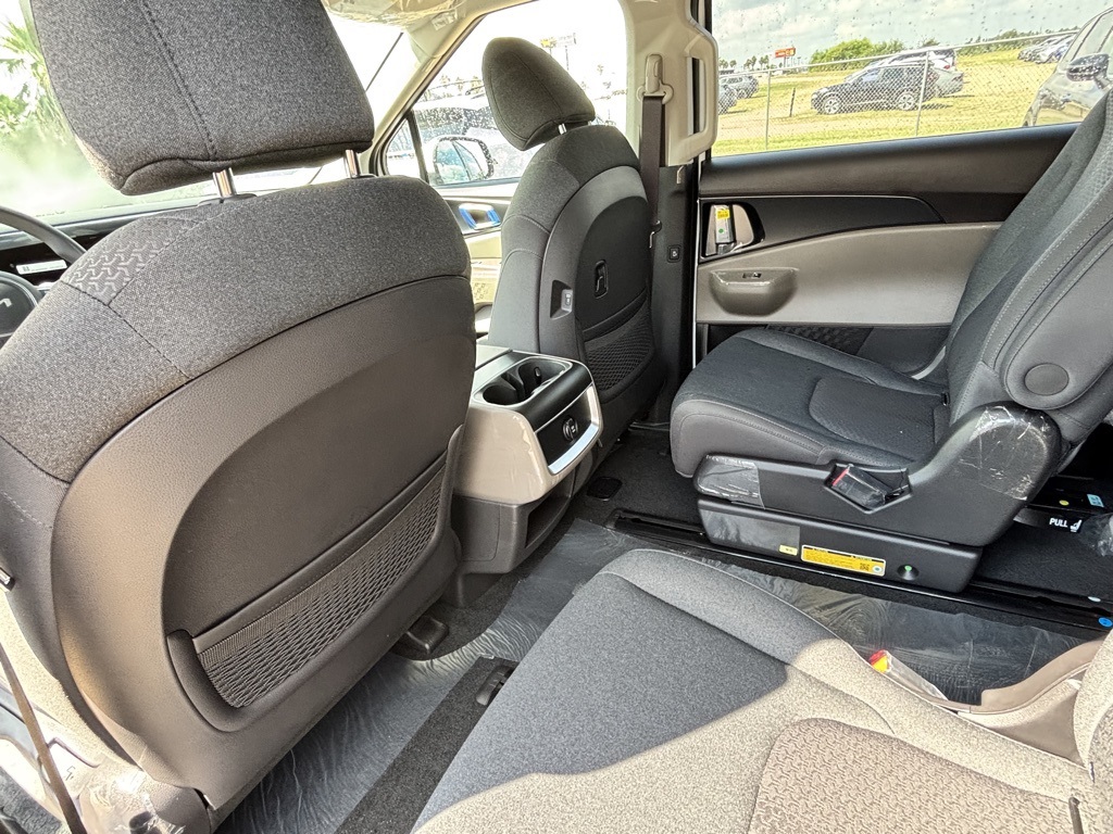 2026 Kia Carnival LX photo 15