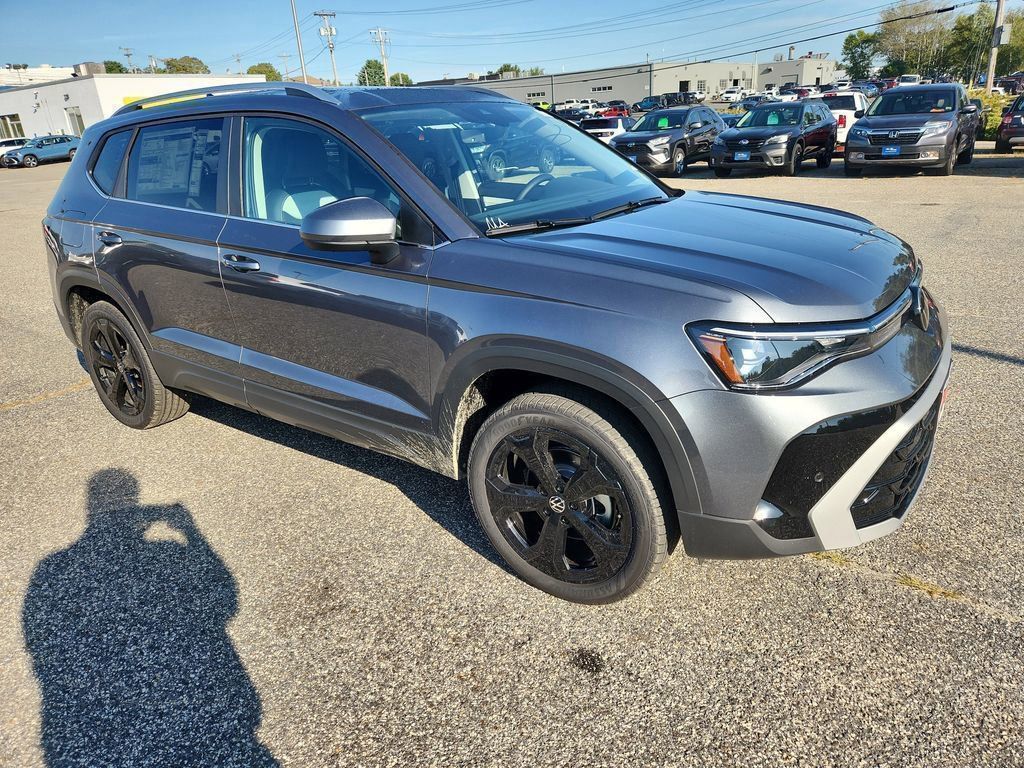 2025 Volkswagen Taos SEL's photo