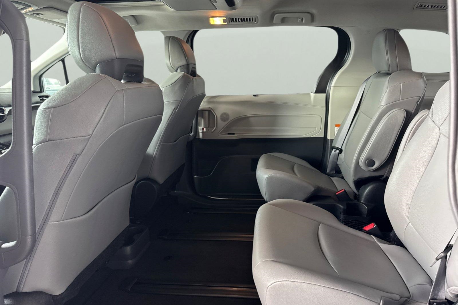 2023 Toyota Sienna XLE photo 4