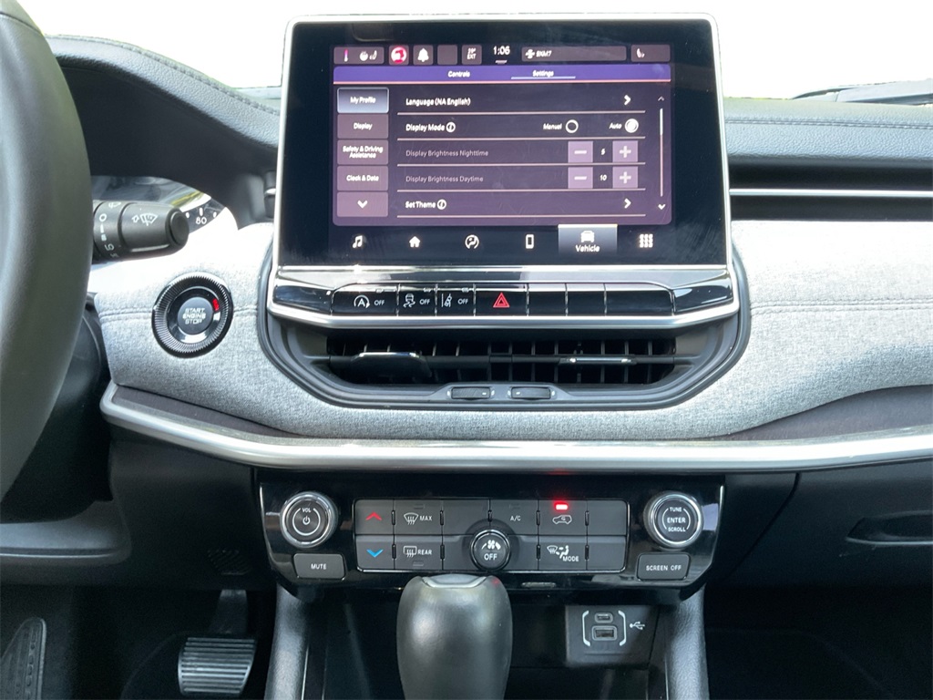 2023 Jeep Compass Latitude Lux photo 12