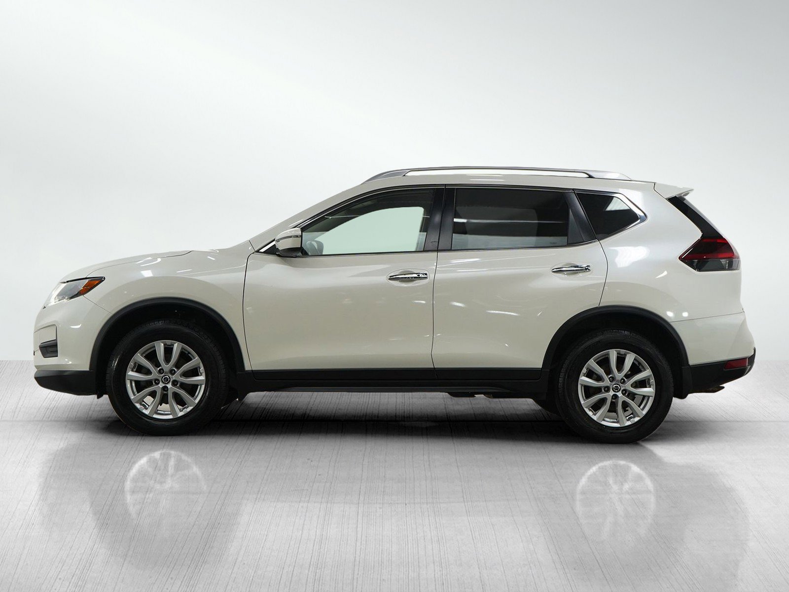 Used 2019 Nissan Rogue SV with VIN JN8AT2MV7KW372369 for sale in Burnsville, Minnesota