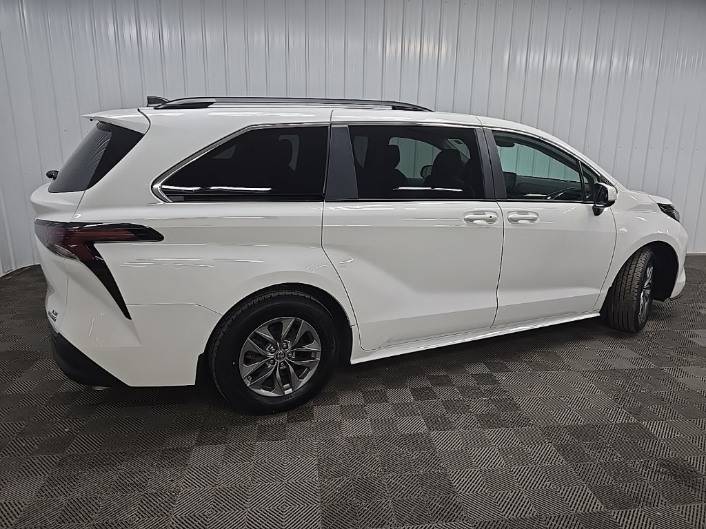 2023 Toyota Sienna LE photo 3