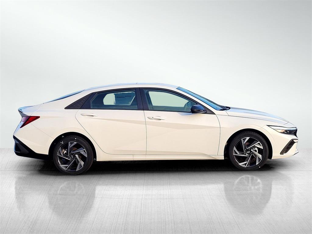 2025 Hyundai Elantra SEL Sport photo 3