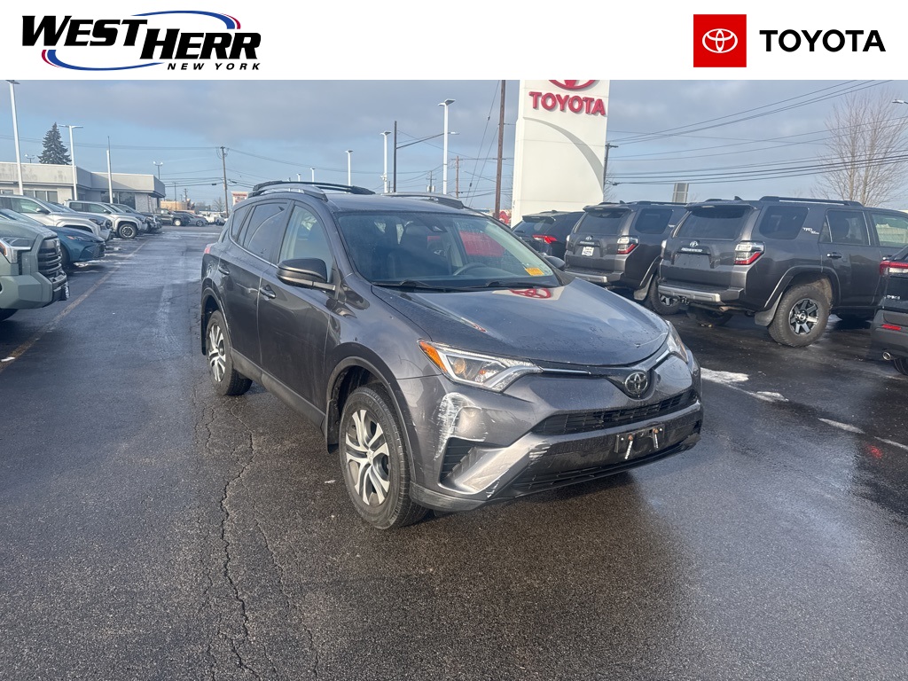 2018 Toyota RAV4 LE's photo