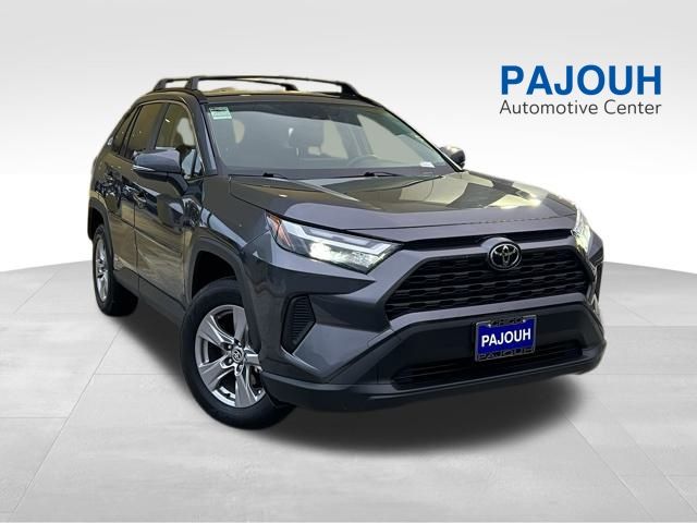 2025 Toyota RAV4 LE's photo
