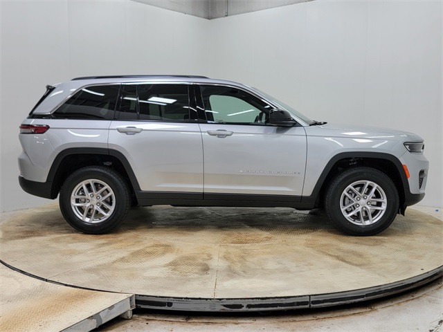 2025 Jeep Grand Cherokee Laredo X photo 3