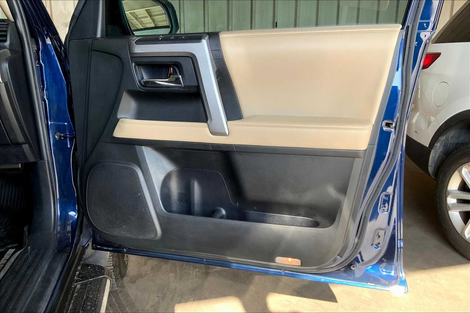 2018 Toyota 4Runner SR5 Premium photo 17