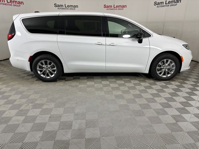 2025 Chrysler Pacifica photo 19