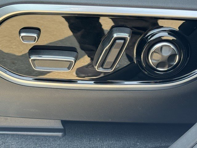 2025 Jeep Grand Cherokee Overland photo 3