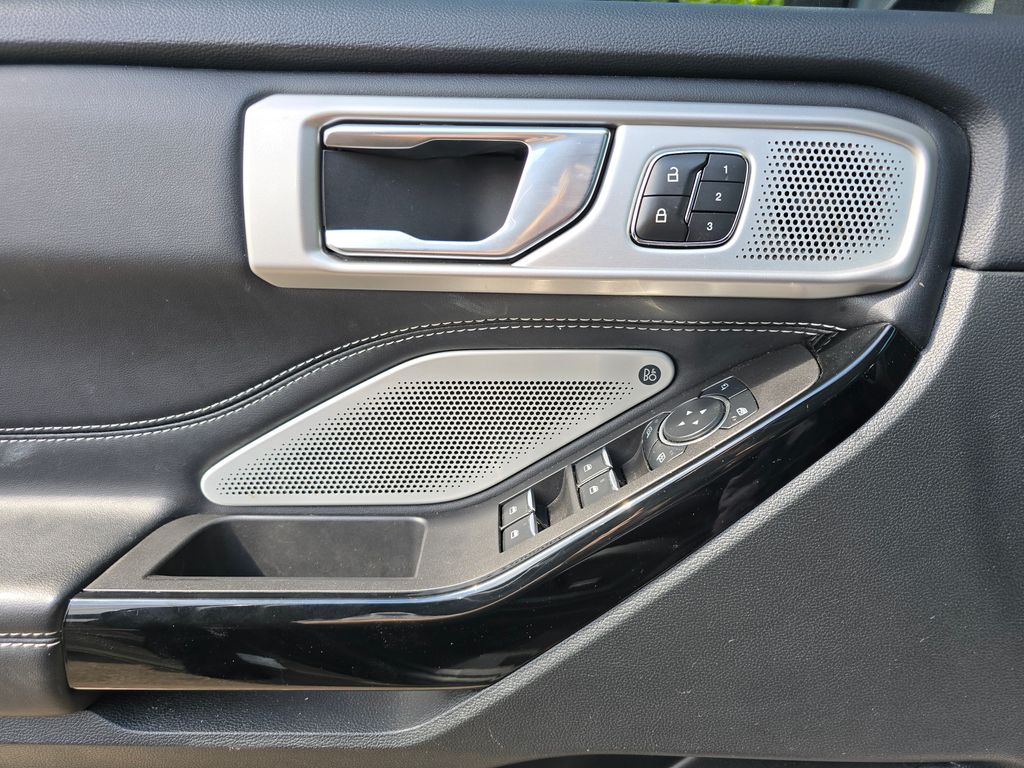 2023 Ford Explorer ST photo 25