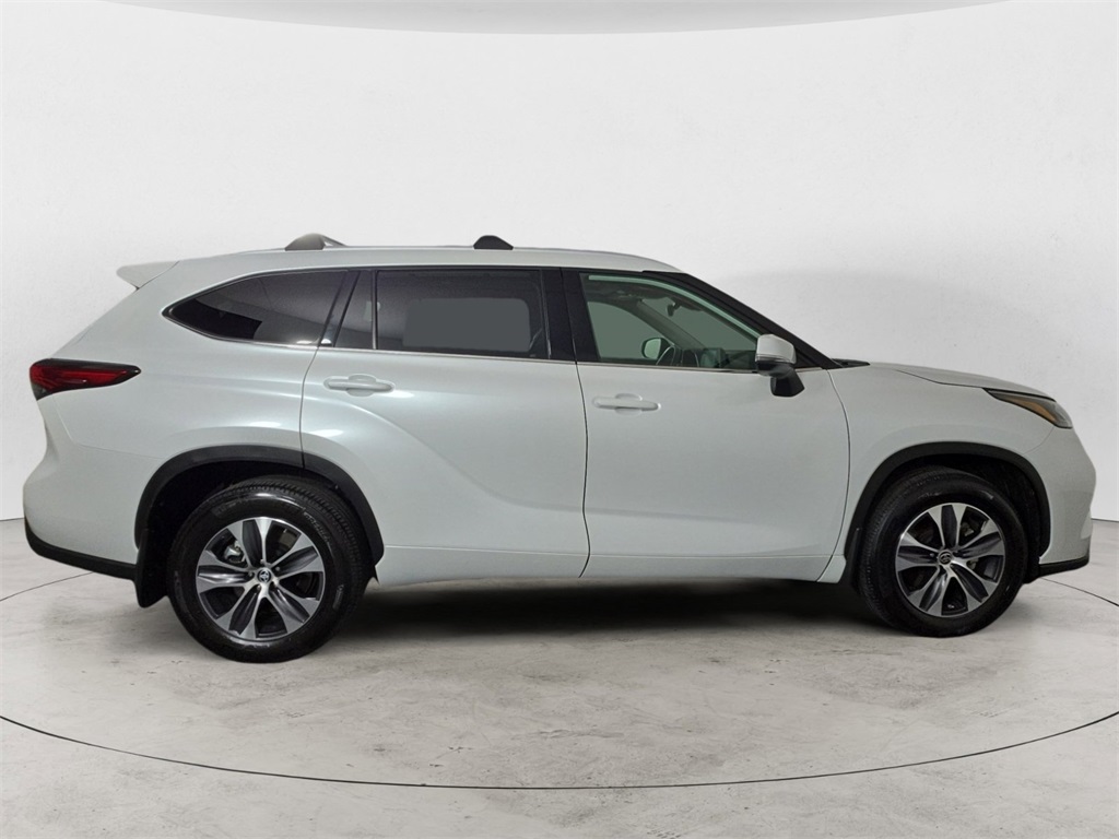 2022 Toyota Highlander XLE photo 6