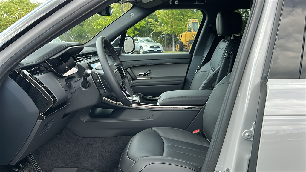 2025 Land Rover Range Rover Sport P360 SE photo 11