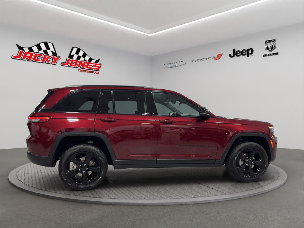 2025 Jeep Grand Cherokee Laredo Altitude photo 3
